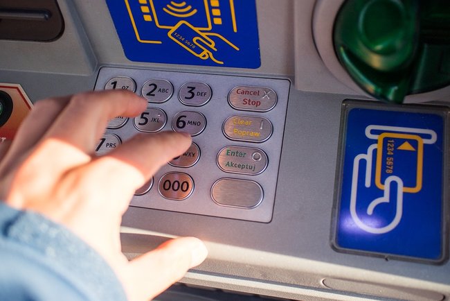 Мужчина нашел простой способ обхитрить банкомат