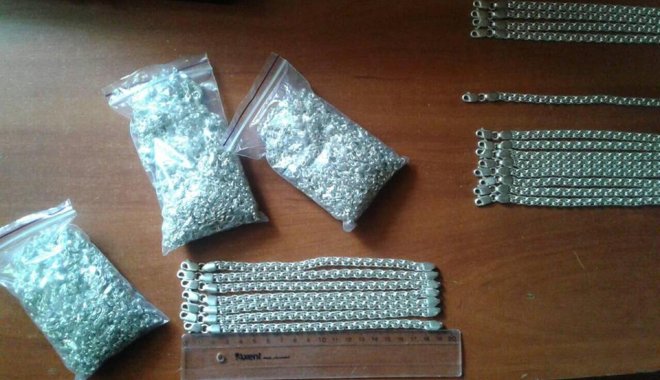 Женщина пыталась вынести из страны серебро. Фото: ГПСУ