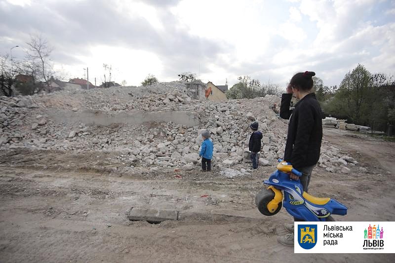 Впервые в Украине снесли незаконную многоэтажку