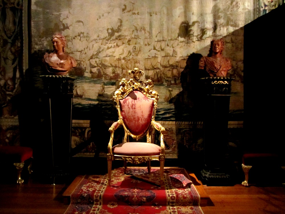 Во время пребывания в Кенсингтонском дворце у многих королев, сидевших на троне, произошли в жизни ужасные события