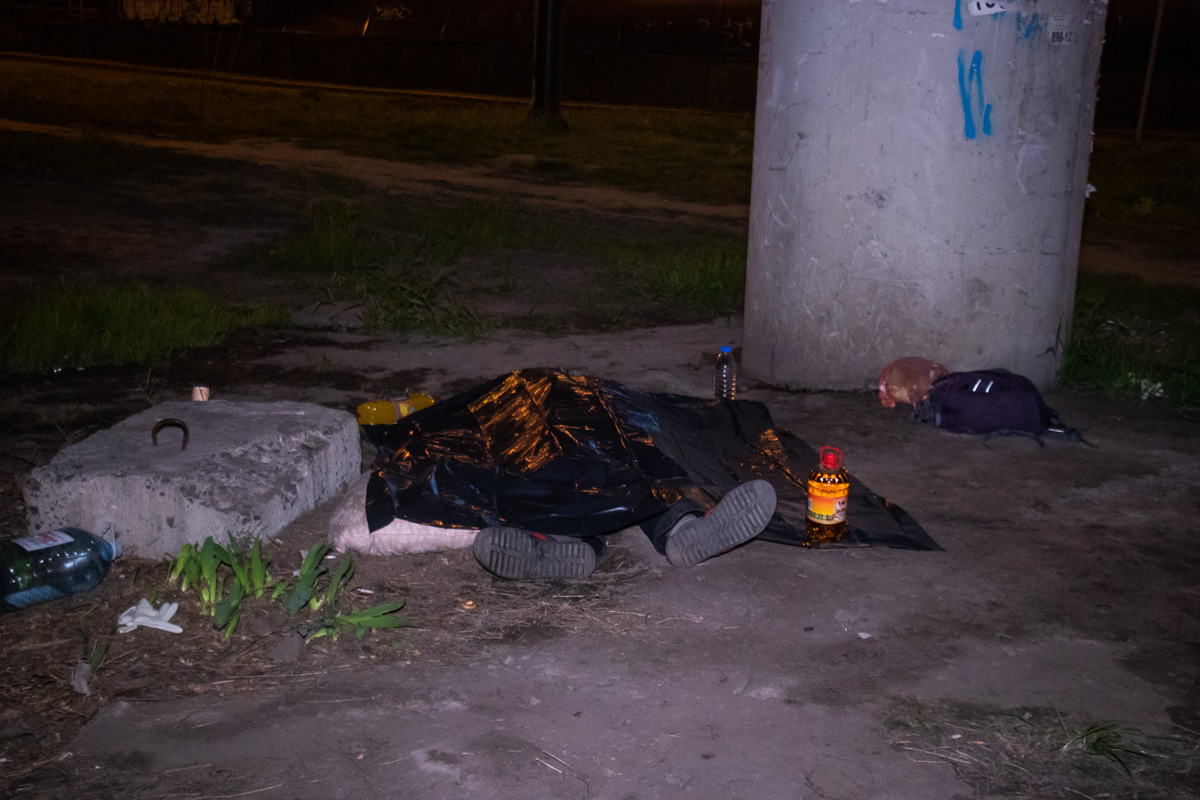 В Киеве под мостом на Демеевской площади нашли тело мужчины