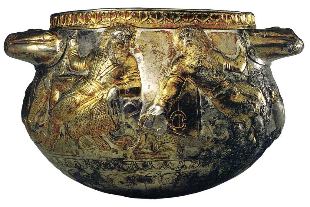 Чаша серебряная чаша с позолоченным орнаментом скифской эпохи. На ней парные сцены из жизни знатных скифов, они увлечены беседой. На них надета богатая одежда. Каждый сидит с оружием и другими символами власти
