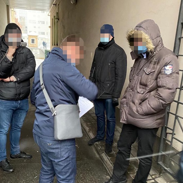 В Киеве чиновник вымогал взятку за размещение электрозаправок