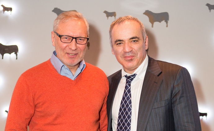 Буткевич (слева) и известный шахматист Гарри Каспаров