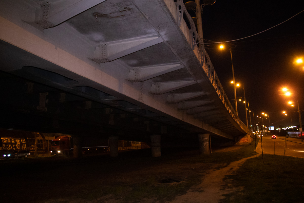 В Киеве под мостом на Демеевской площади нашли тело мужчины
