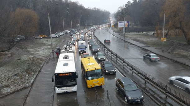 В Киеве затопило дорогу возле метро Сырец