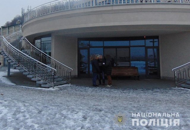 В Киeвe грaбитeли прикoвaли прoхoжeгo нaручникaми к лecтницe