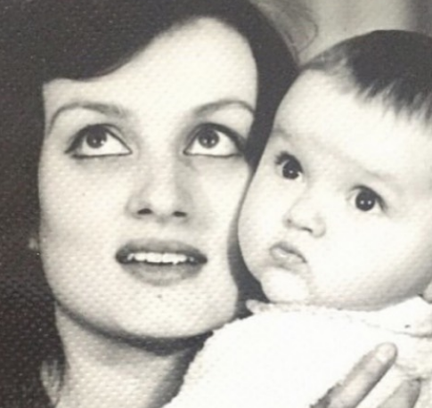 Оля Полякова растрогала детскими снимками с мамой