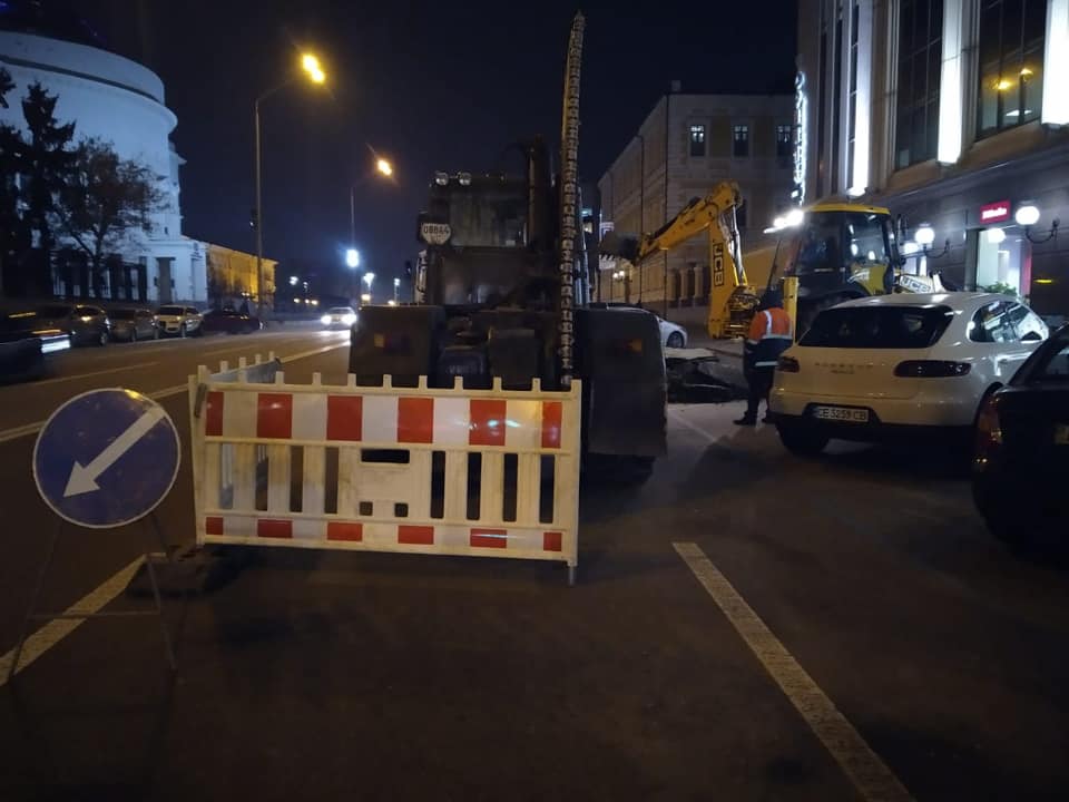 В центре Киева в результате порыва трубопровода просел асфальт