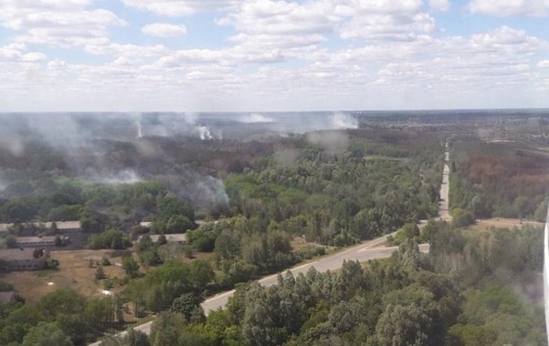 В зоне отчуждения снова загорелась сухая подстилка. Фото: dsns.gov.ua 