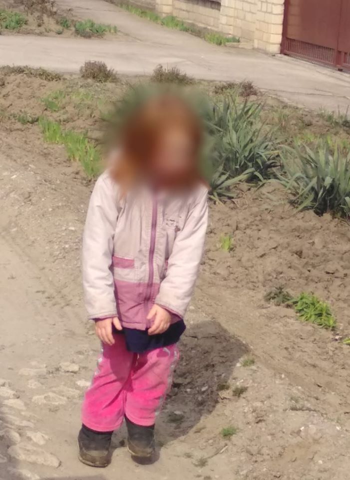 В Херсоне психически больные родственники обливали на улице холодной водой 6-летнюю девочку