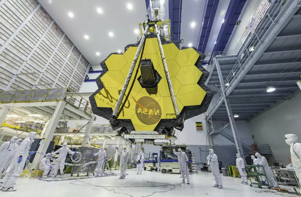 Инженеры NASA перемещают космический телескоп James Webb в Центре космических полетов имени Годдарда