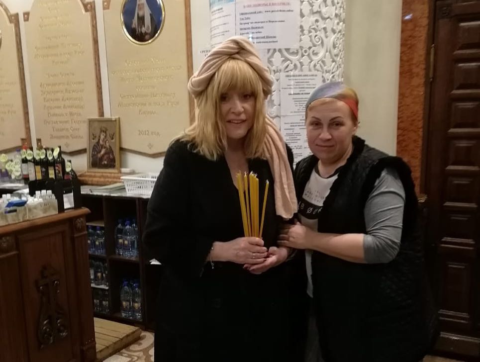 Примадонна выбрала непривычный головной убор