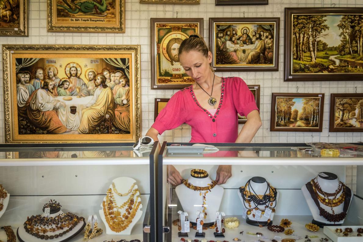 Иванна Юркевич устраивает янтарное ожерелье в ее магазине в Дубровице