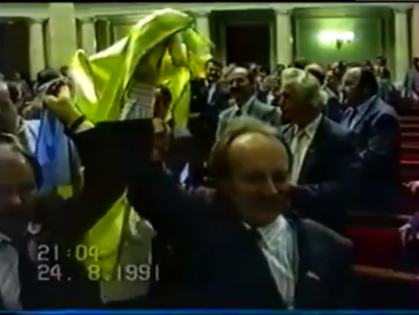23 августа 1991 года в здание Верховной Рады Украины народные депутаты внесли украинский флаг