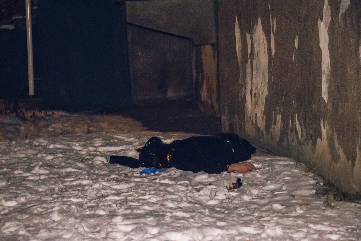 В Киeвe c 14 этaжa выбрocилcя cтудeнт-инocтрaнeц