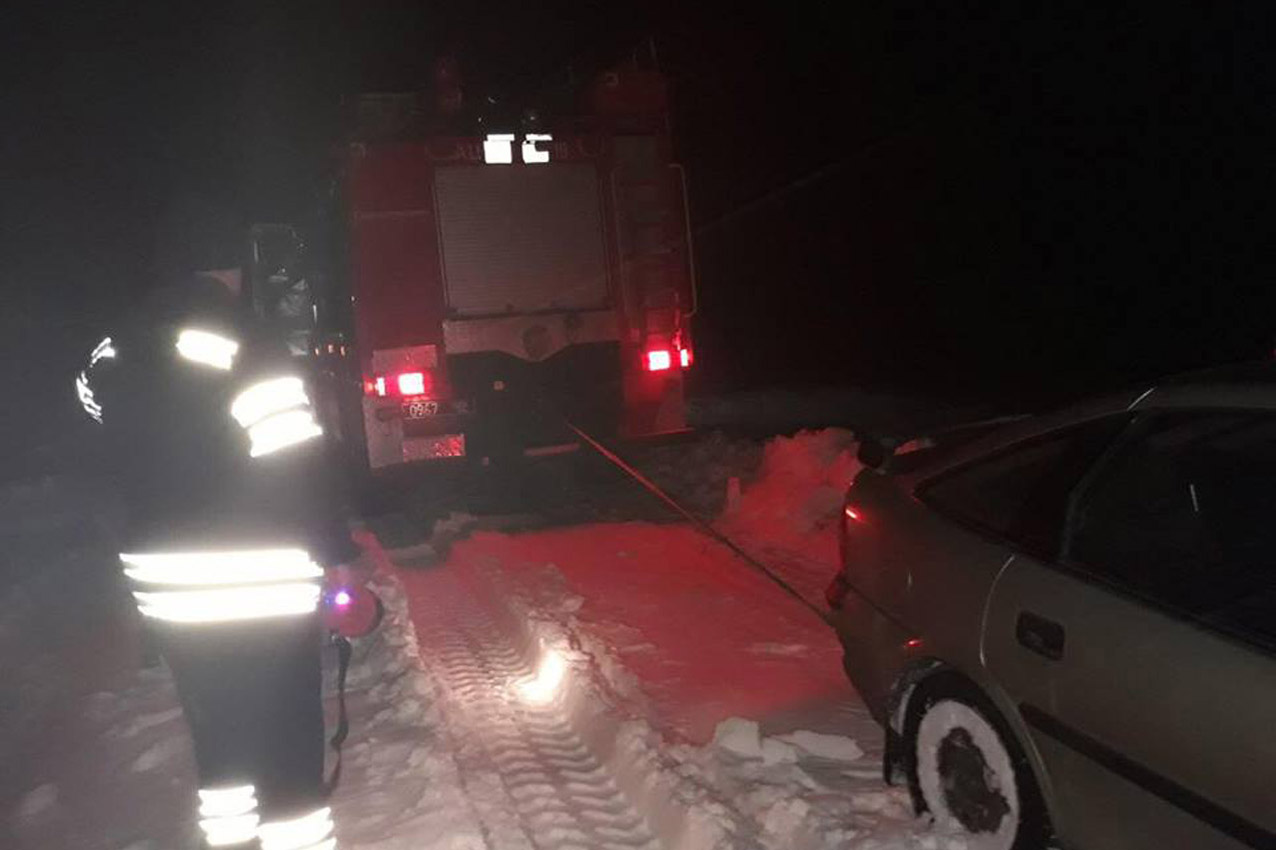 Пoмoщь нaceлeнию в букcирoвкe aвтoмoбилeй понадобилась и в Хмельницкой области
