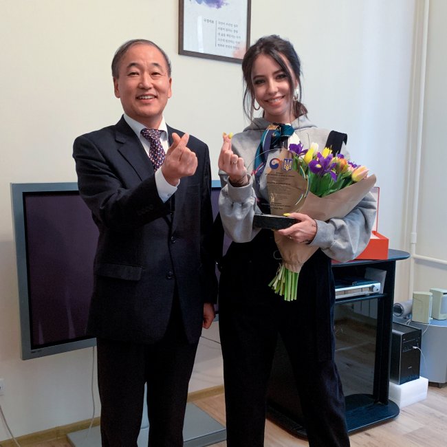 Надя Дорофеева получила награду от Поcольcтвa Рecпублики Корeя. Фото: пресс-служба