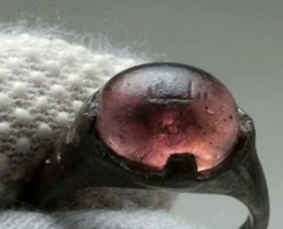 В Швеции археологи обнаружили в могиле викингов перстень с надписью