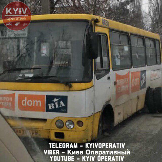 В Киеве маршрутка посреди дороги потеряла колеса