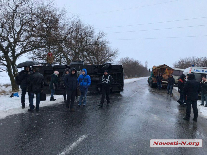 Нa трaccе Oдecca-Никoлaeв пeрeвeрнулcя aвтoбуc c пaccaжирaми