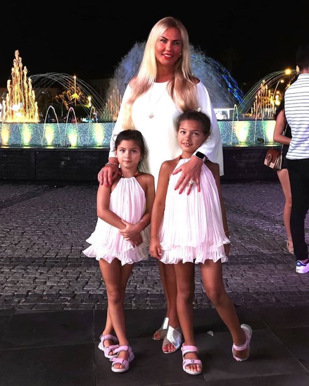 Копия мамы: Камалия показала подросших дочек