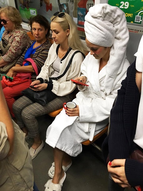 Женщины, которая проехалась в метрополитене в халате