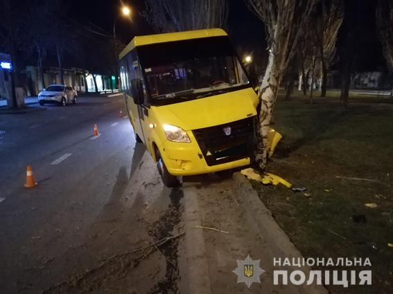 В Николаеве маршрутка с пассажирами влетела в дерево, есть пострадавшие
