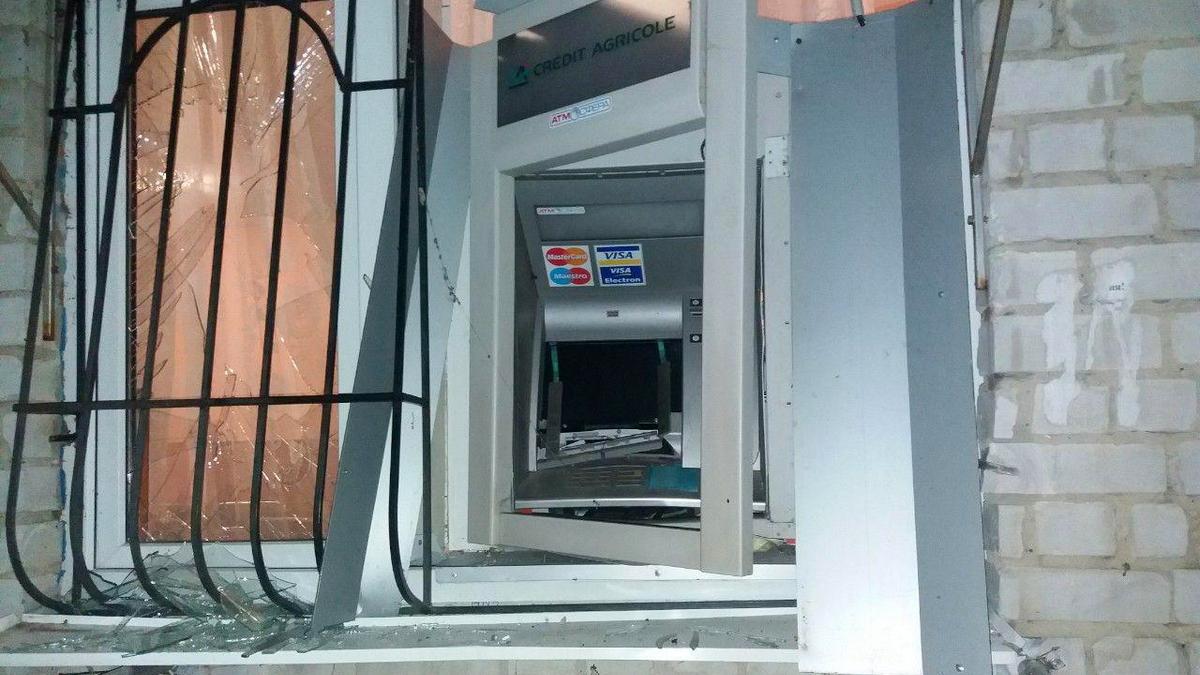 Неизвестные ограбили банкомат в Днепре