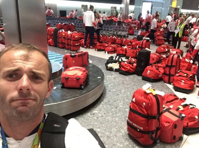 Британские спортсмены радовались одинаковым чемоданам, пока не оказались в аэропорту