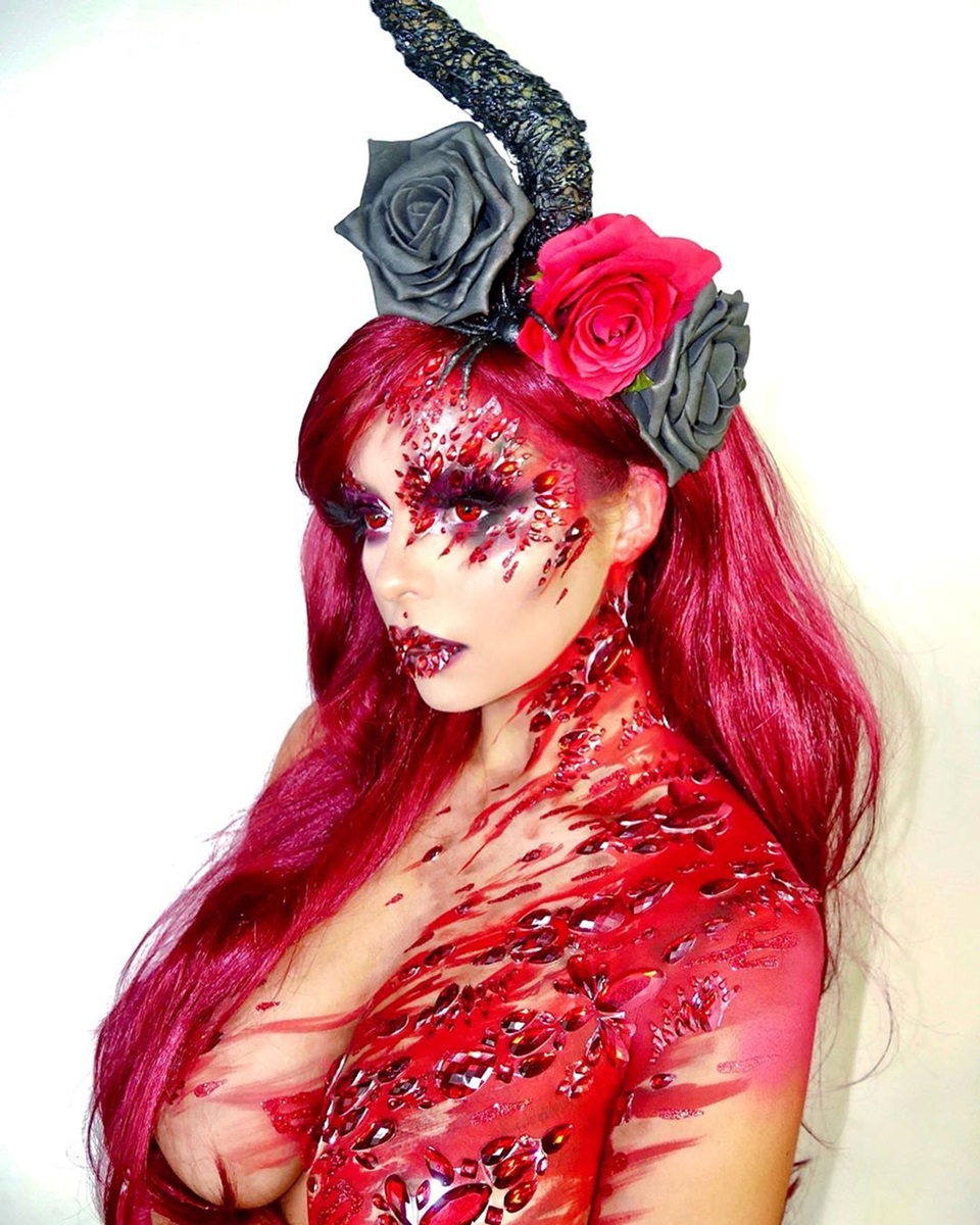 Окровавленная и обнаженная Деми Роуз