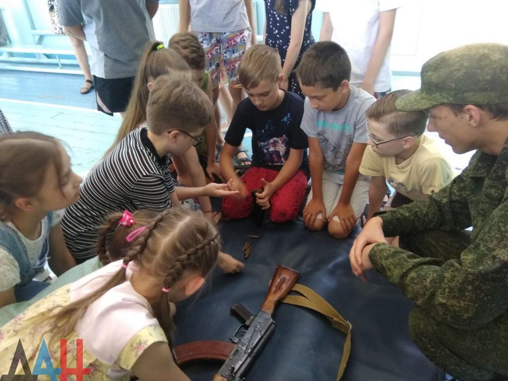 В Донецке боевики учат собирать автоматы школьников