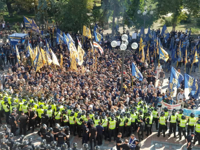 Под Верховной Радой митинг в защиту прав иностранных добровольцев