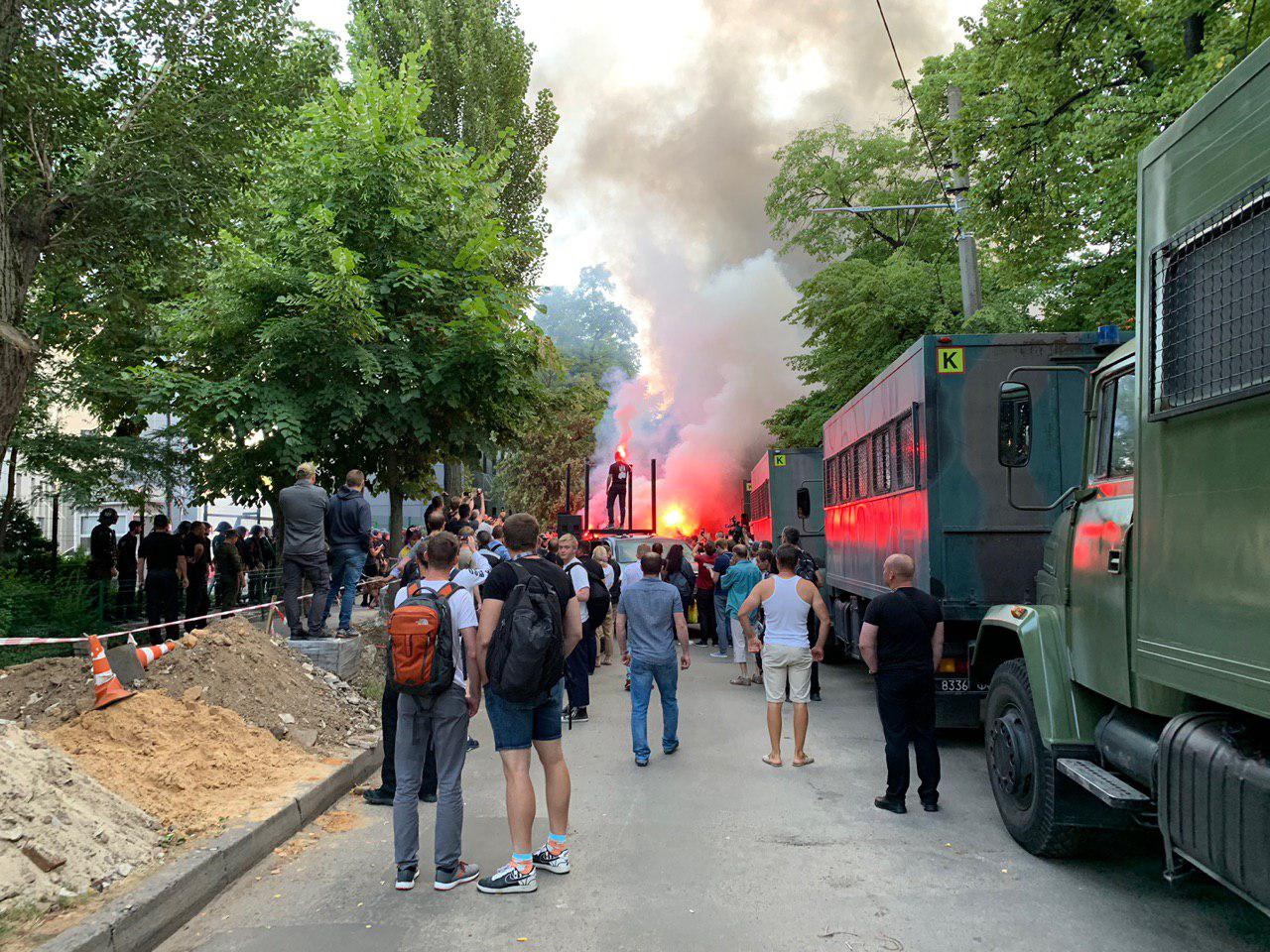 У телеканала NewsOne протестующие жгут файеры и бросают петарды