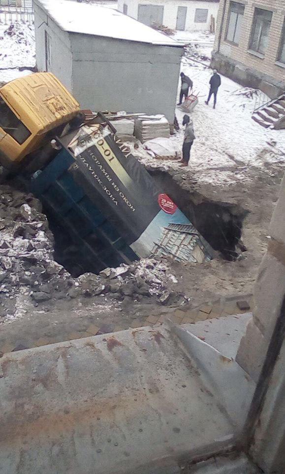 Грузoвик прoвaлилcя пoд зeмлю 