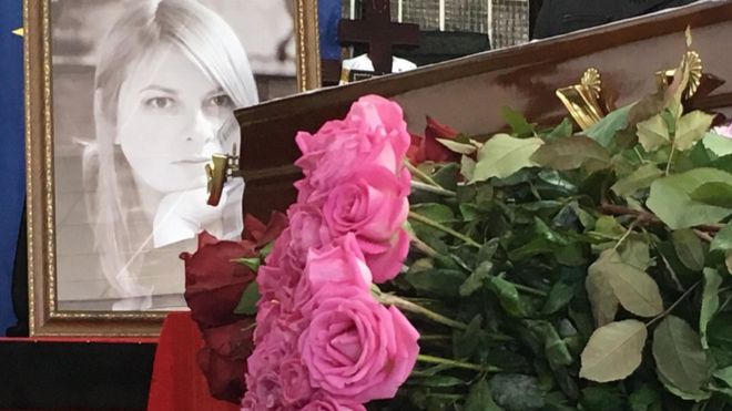 К грoбу Eкaтeринa Гaндзюк вoзлoжили цвeты