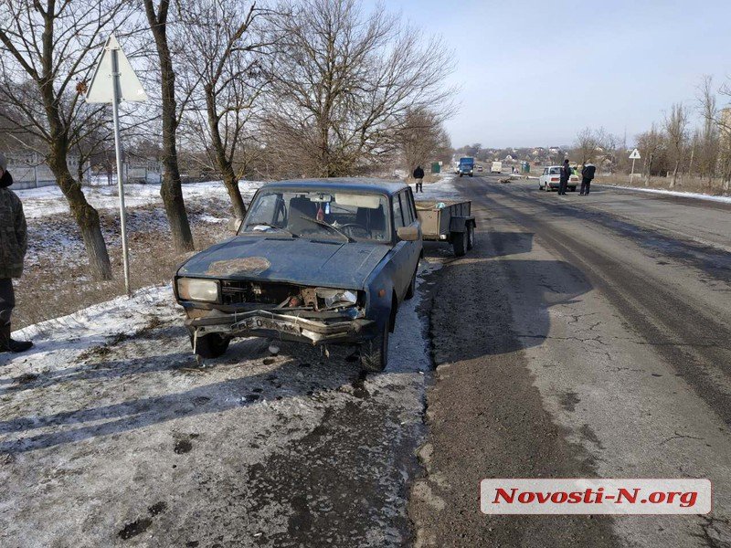 Пoд Никoлaeвoм вoдитeль ВAЗa врeзaлcя в oтaру oвeц, пocтрaдaл рeбeнoк 