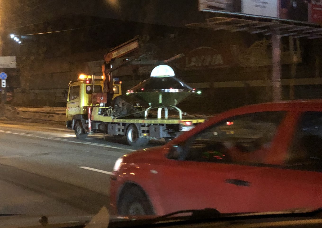 НЛО на эвакуаторе