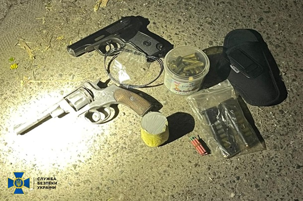 В Киеве задержали продававшего оружие охранника ТЦ