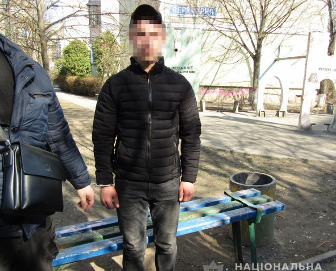 В Киеве 19-летний парень разносил закладки с наркотиками 