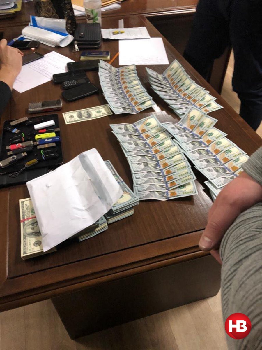 Чиновник из окружения Трубы попался на крупной взятке