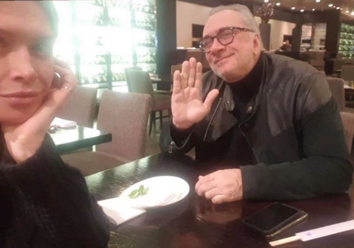 Брежнева смотрит в камеру, Меладзе приветливо машет рукой