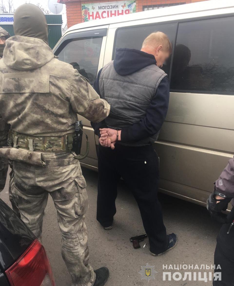 На Киевщине вооруженный мужчина напал на полицейских
