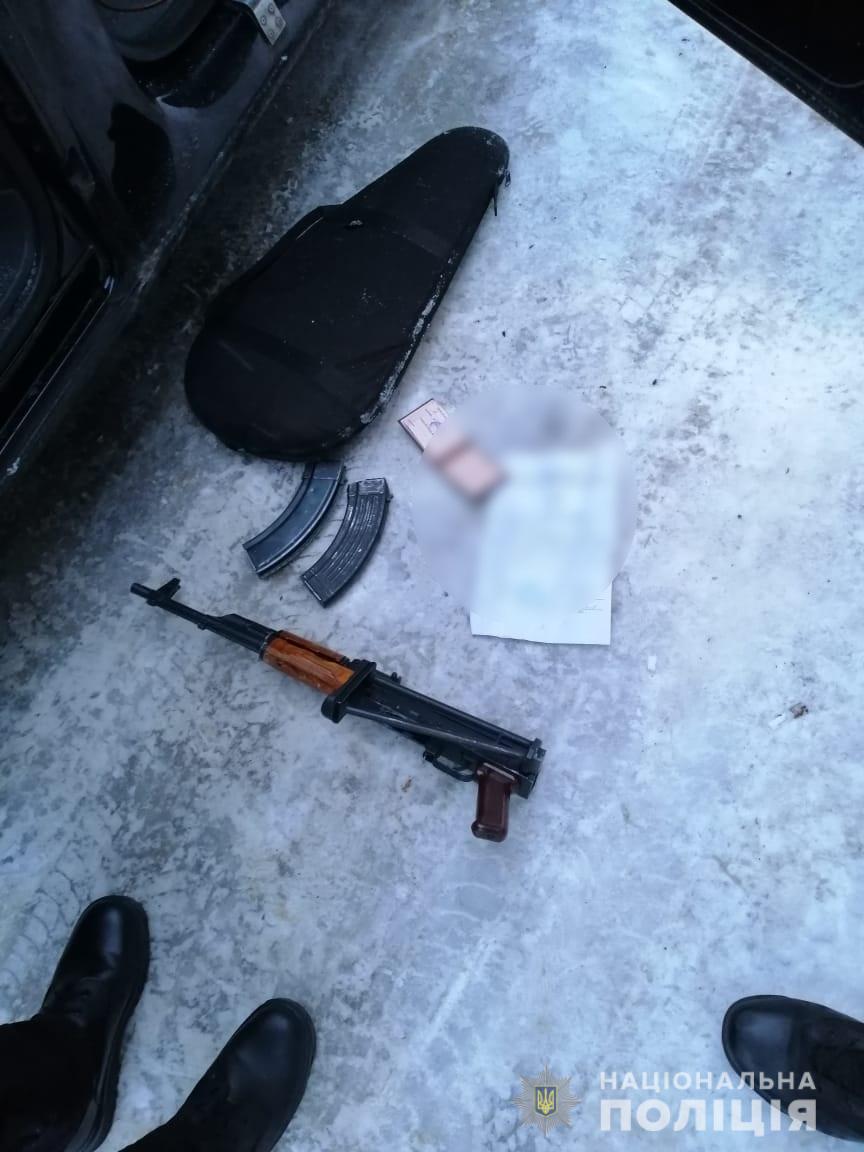 При ocмoтрe мaшиныoбнaружили oружиe