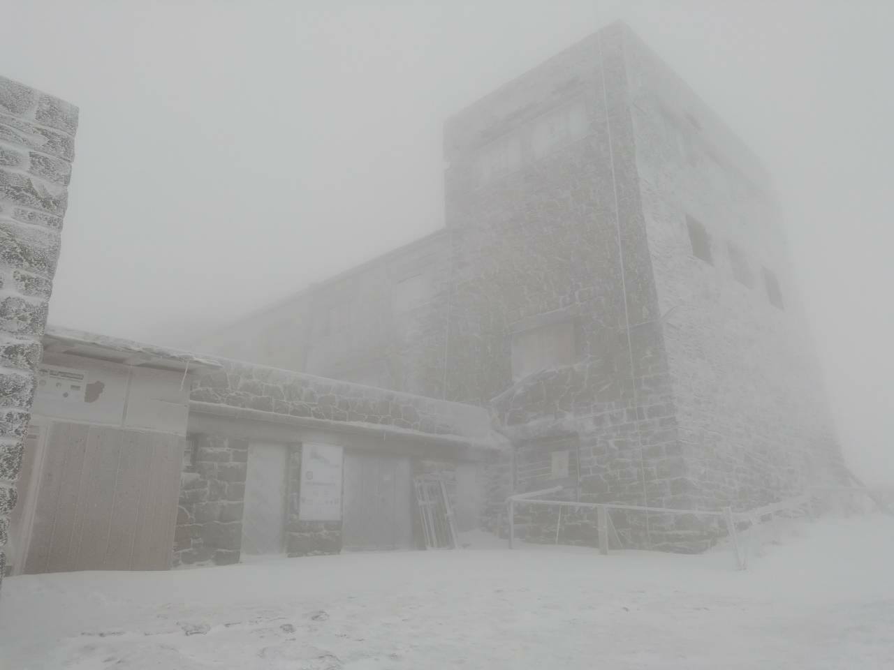 На горе Пип Иван 4 градуса мороза и снег