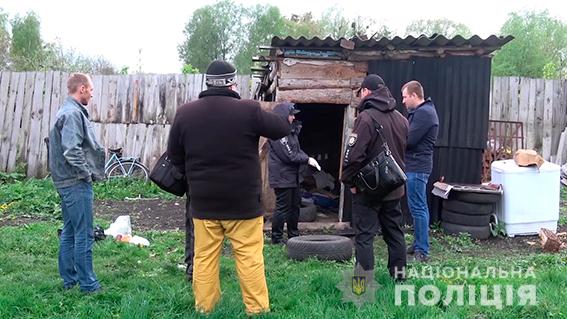 В Сумской области мужчина посадил работника на цепь
