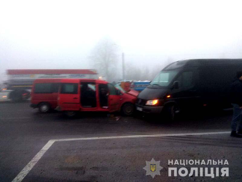 На Ровенщине столкнулись семь автомобилей, есть пострадавшие