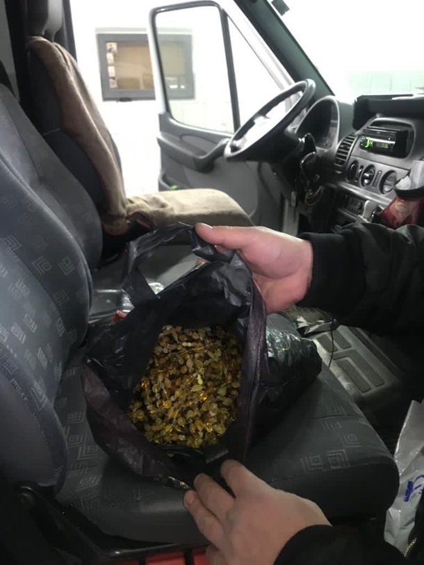 На границе с Румынией изъяли партию украшений из янтаря