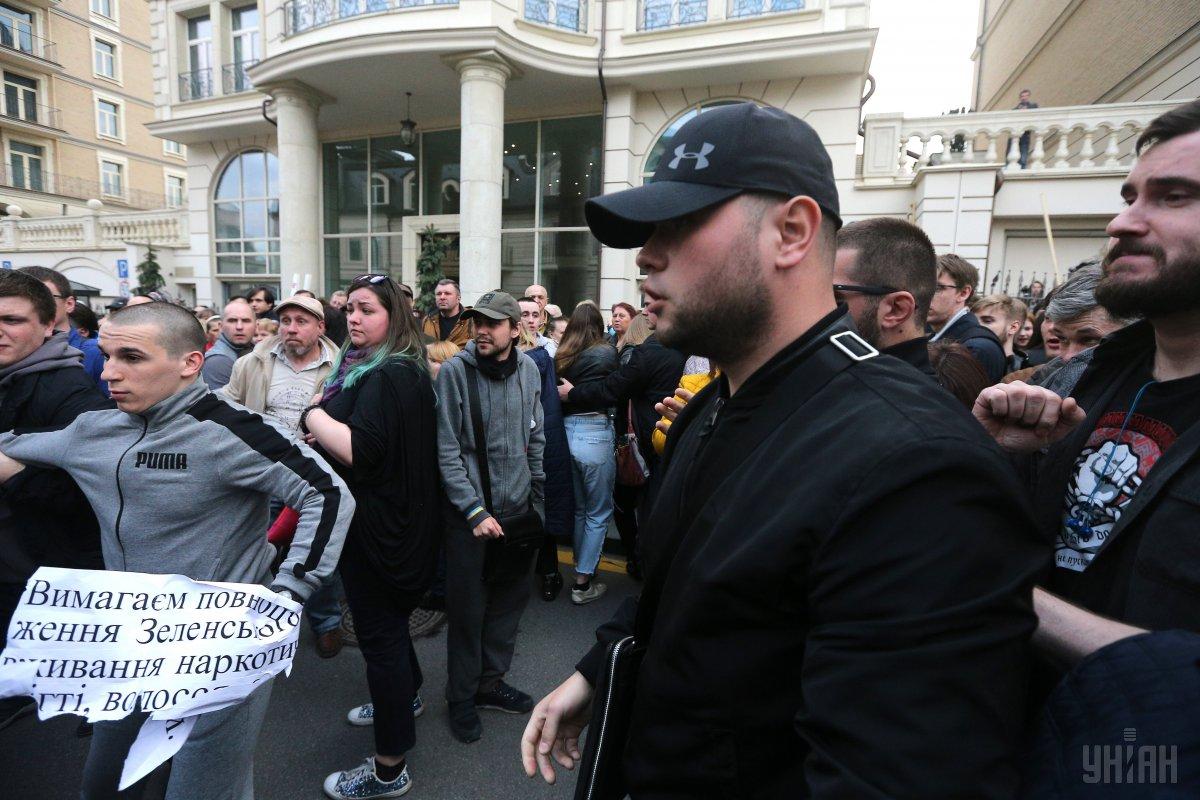 Возле штаба Зеленского задержали 2 человек за провокации