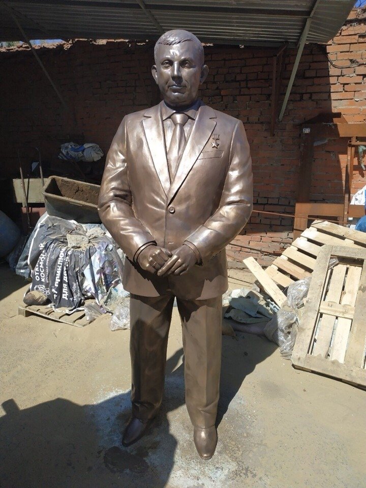 Памятник Захарченко (фото: twitter.com/Lana_mem)